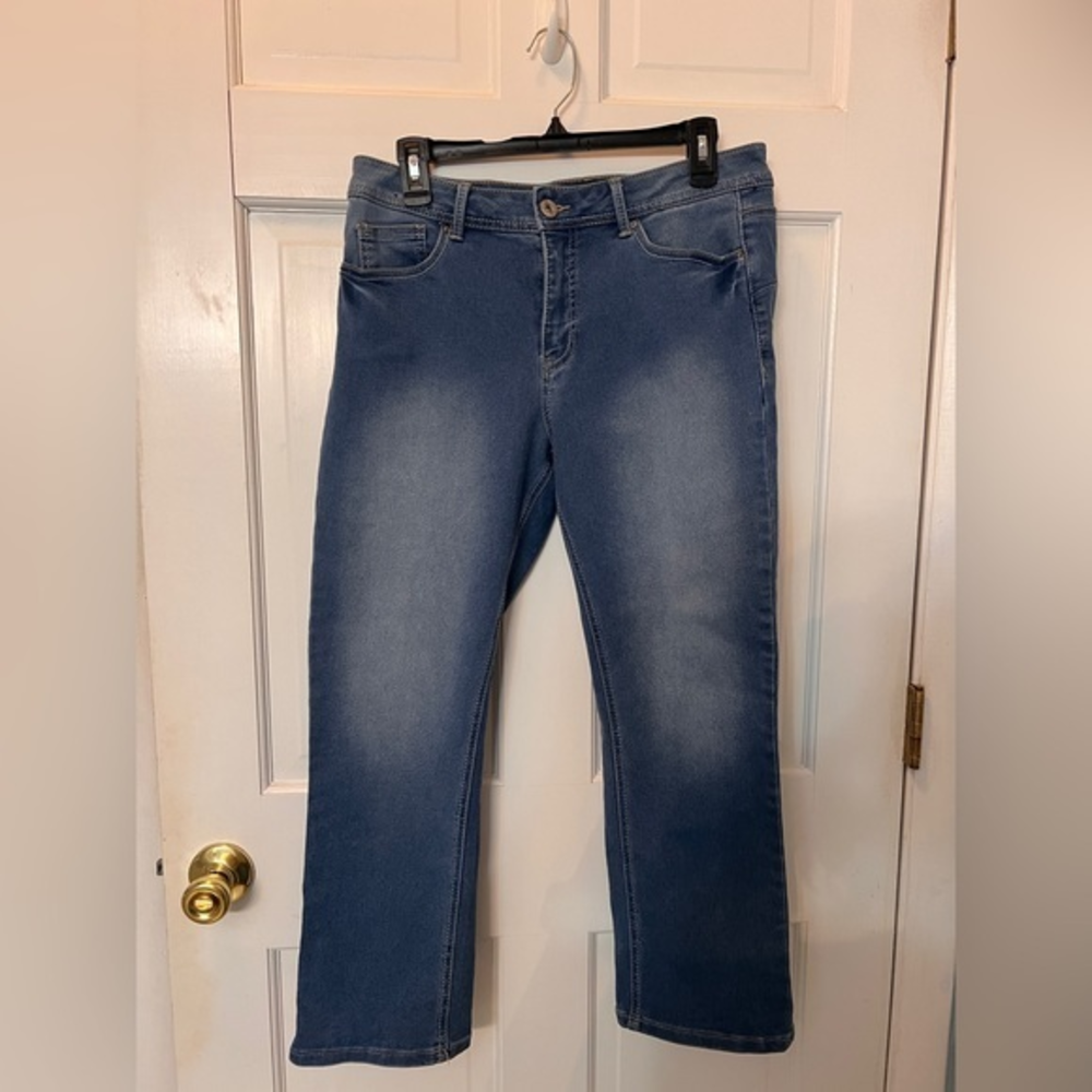 Thorn Womens 12 jeans. Mid rise‎ 26”inseam. Only worn once. No distressing